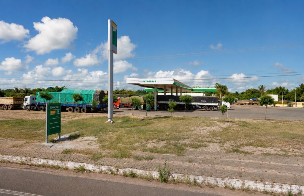 Posto Corujão 2 em Picos com caminhões estacionados no pátio