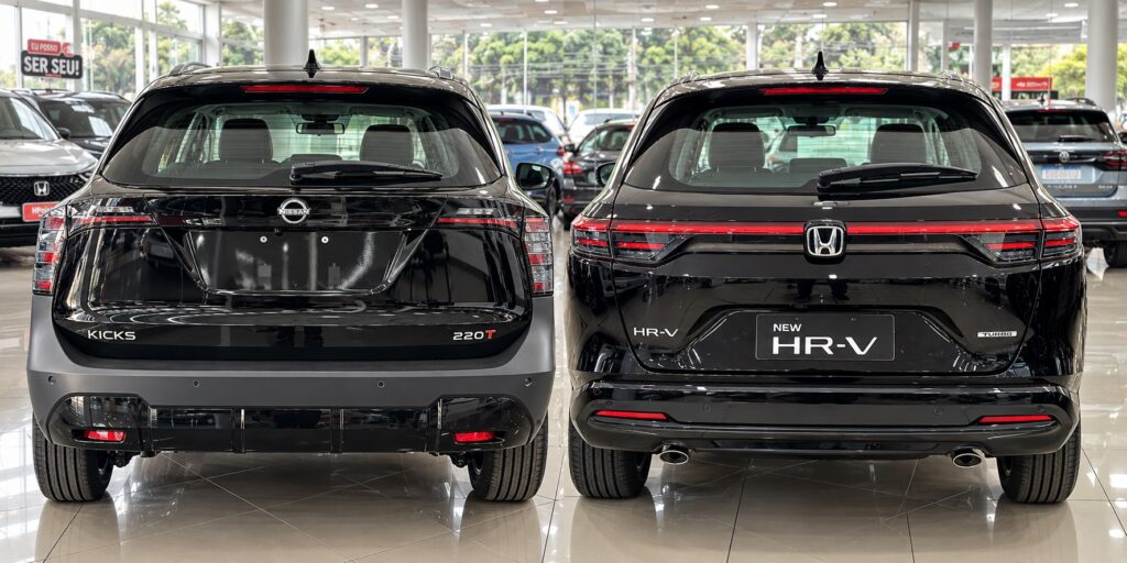 Nissan Kicks e Honda HR-V lado a lado em comparativo traseiro