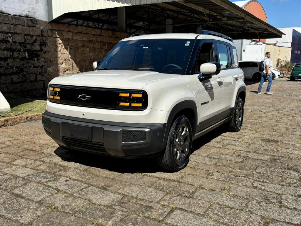 Chevrolet Spark EUV branco visto de frente e de lado