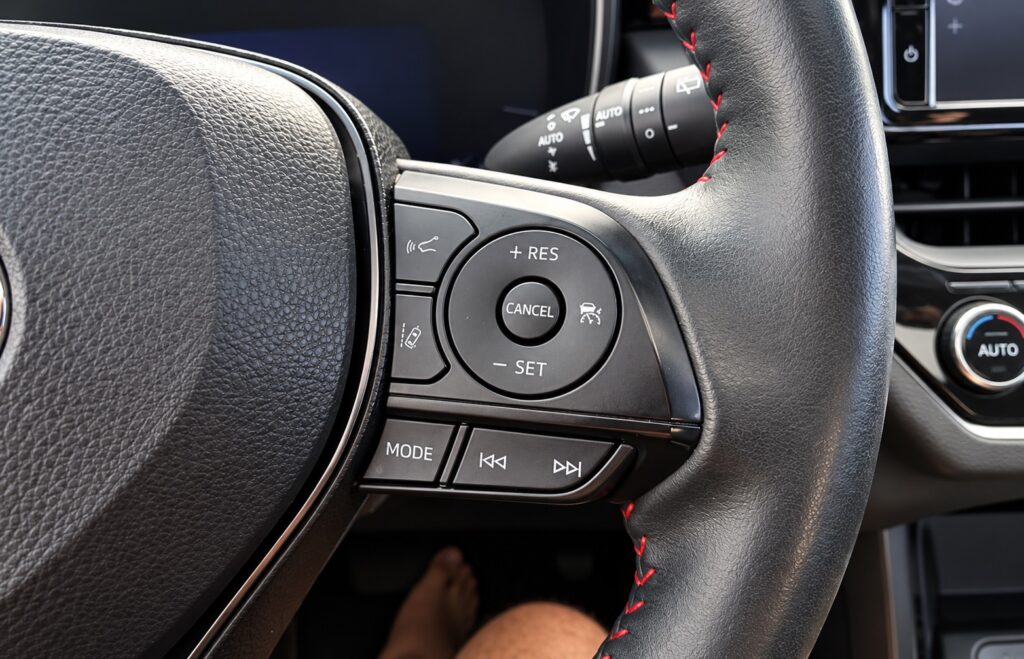 Comandos do piloto automático no volante do carro