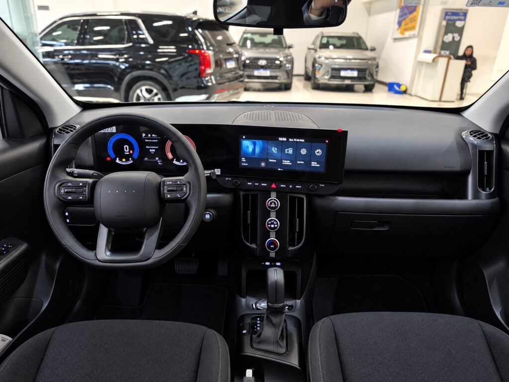 Interior do Hyundai i20 com painel digital e central multimídia