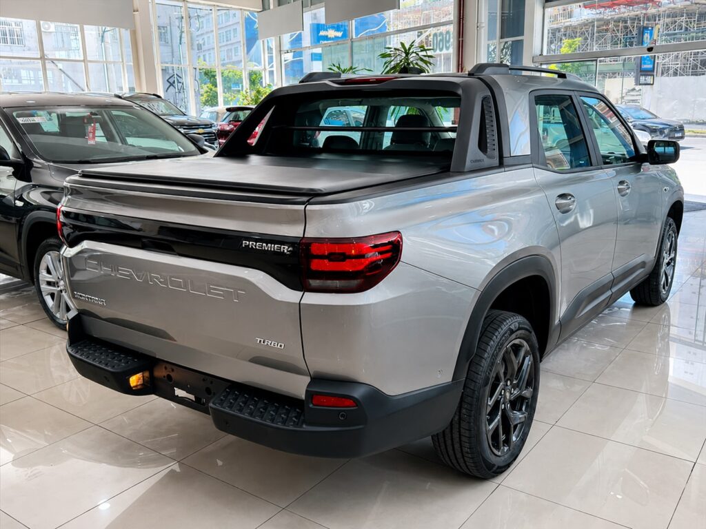 Traseira da Chevrolet Montana Premier 2027 com caçamba coberta