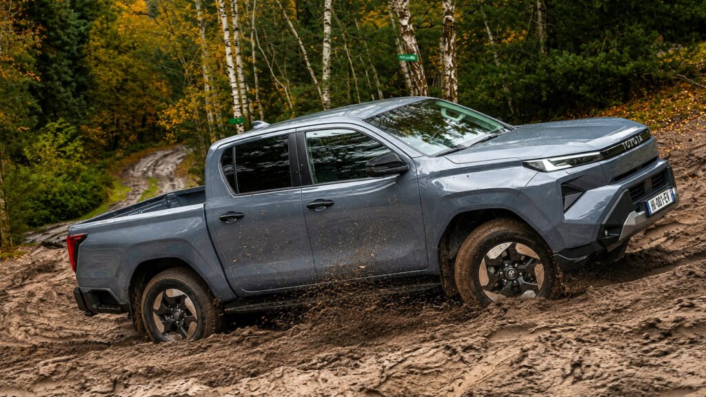 Nova Toyota Hilux elétrica em teste off-road