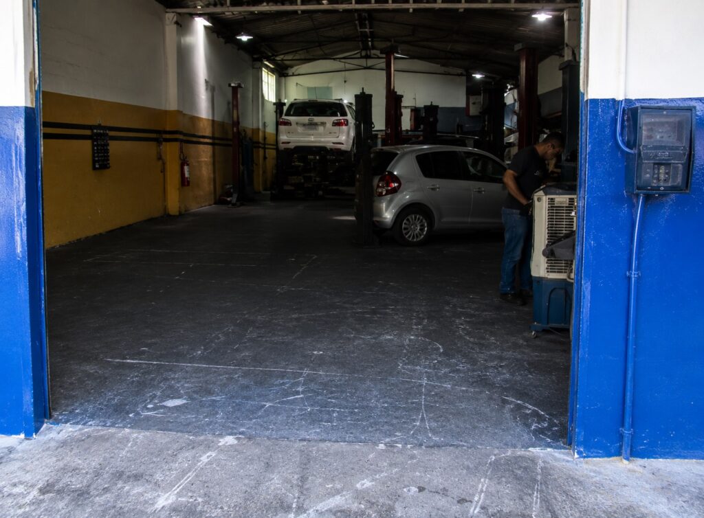 Mecânico trabalhando em veículo na Casa do Automóvel em Picos