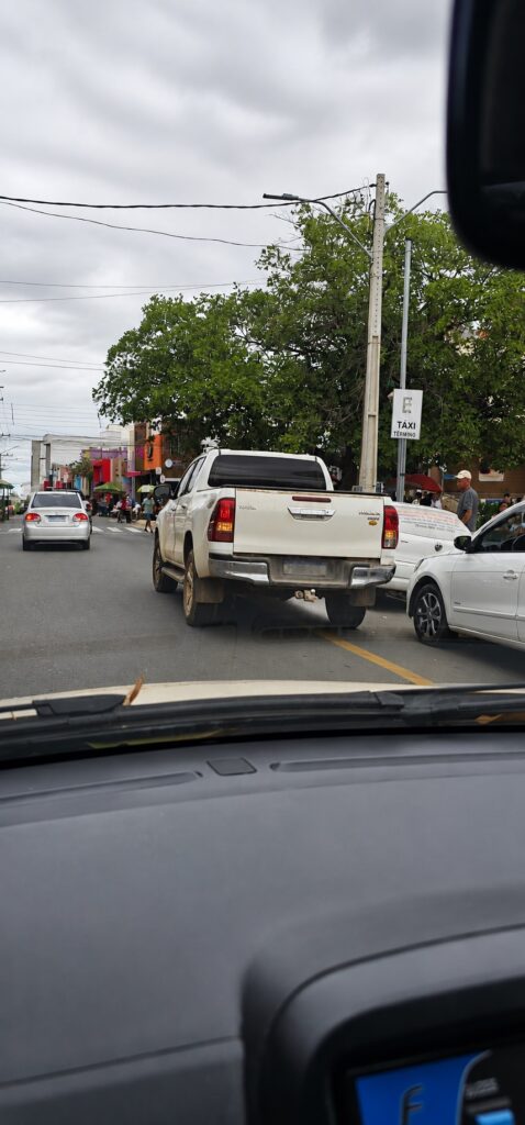 Veículo estacionado em ponto de táxi sinalizado