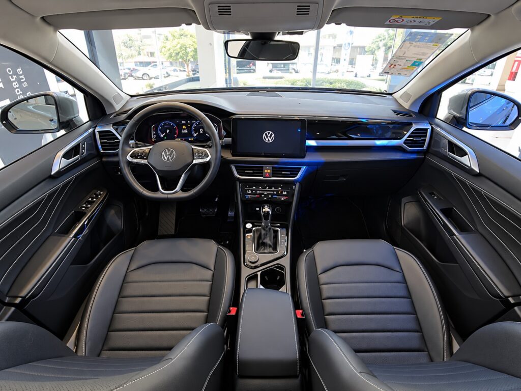 Interior do Volkswagen Taos com painel digital e central multimídia