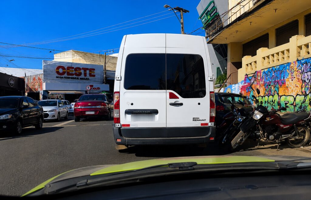 Veículo em fila dupla prejudica circulação no Centro de Picos