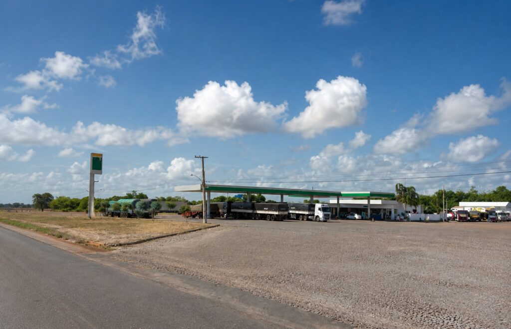 Vista frontal do Posto Corujão 2 com caminhões e cobertura de abastecimento