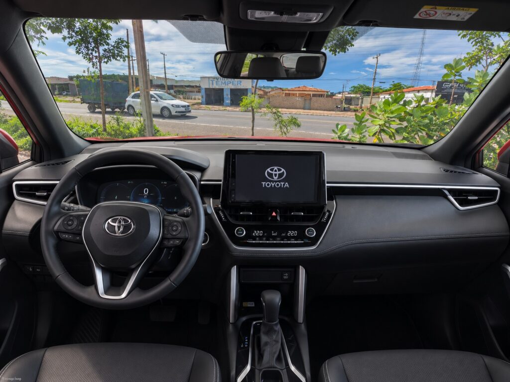 Interior do Toyota Corolla Cross com painel e central multimídia
