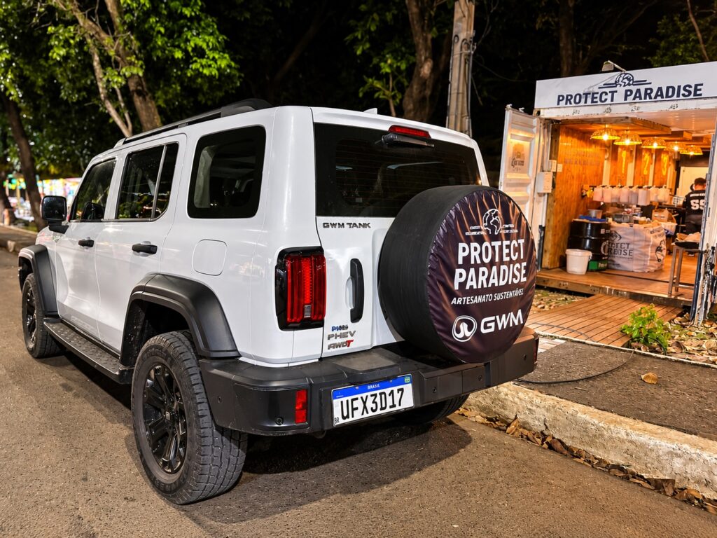 GWM Tank 300 ao lado da estrutura de reciclagem Protect Paradise