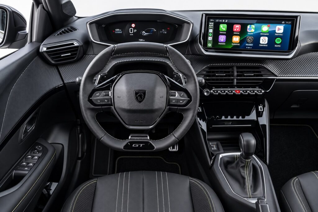 Interior do Peugeot 208 GT 2027 com i-Cockpit digital