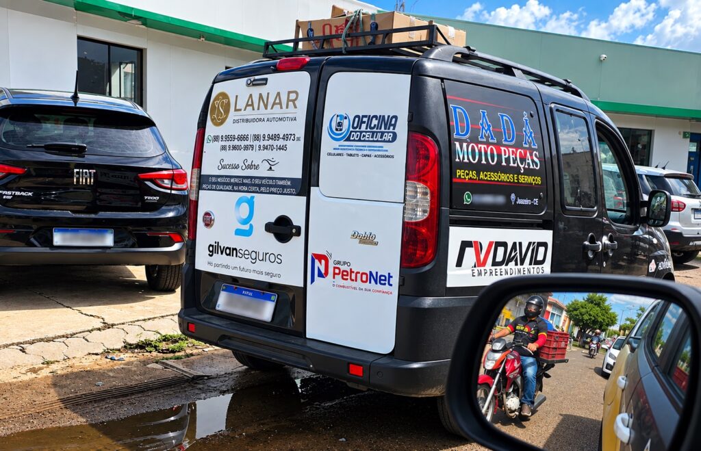 Veículo estacionado próximo a guia rebaixada de acesso a imóvel