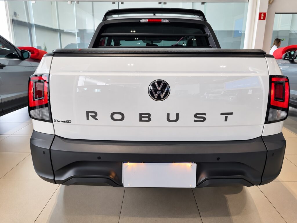 Traseira da Volkswagen Saveiro Robust branca em concessionária