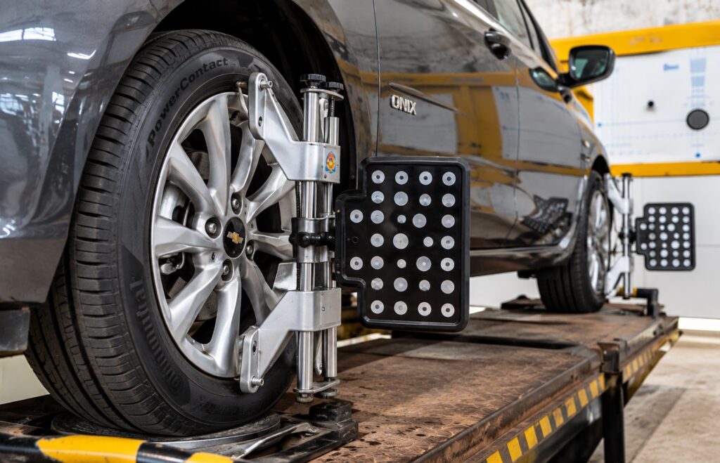 Roda de Chevrolet Onix com equipamento de medição de alinhamento