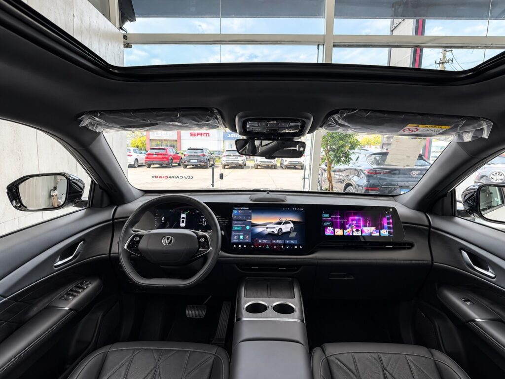 Painel e interior do CAOA Changan CS75 2027