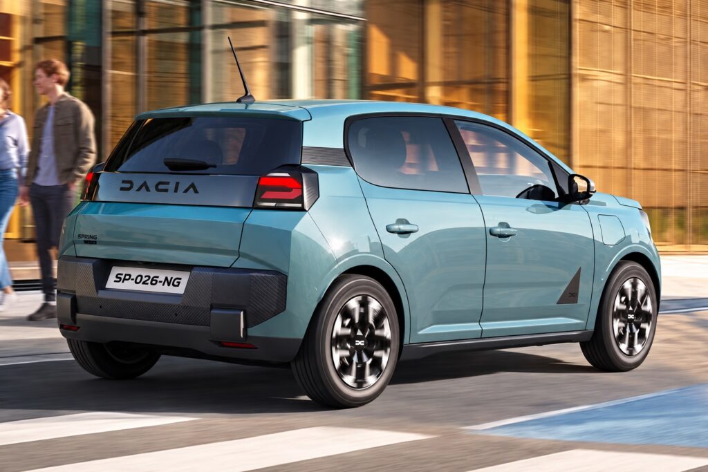 Novo Dacia Spring elétrico circulando em via urbana