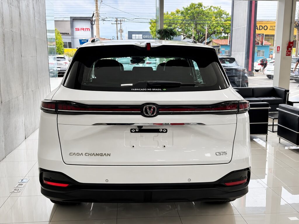 Traseira do CAOA Changan CS75 2027 em concessionária