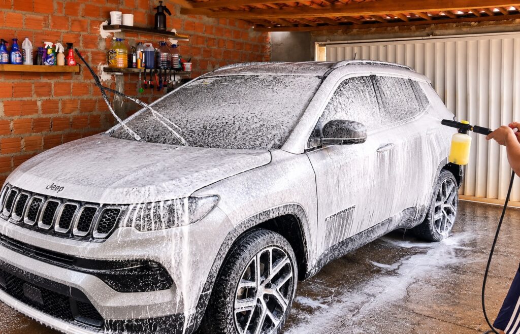 Aplicação de espuma em Jeep Compass durante lavagem