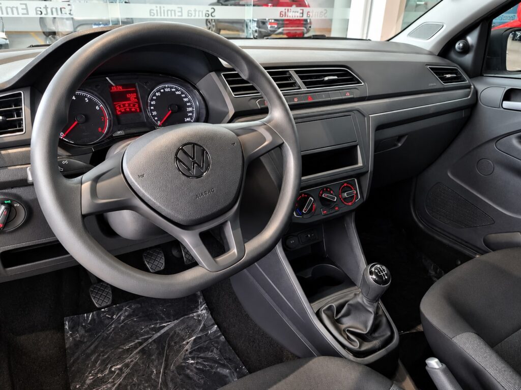 Interior da Volkswagen Saveiro Robust com câmbio manual
