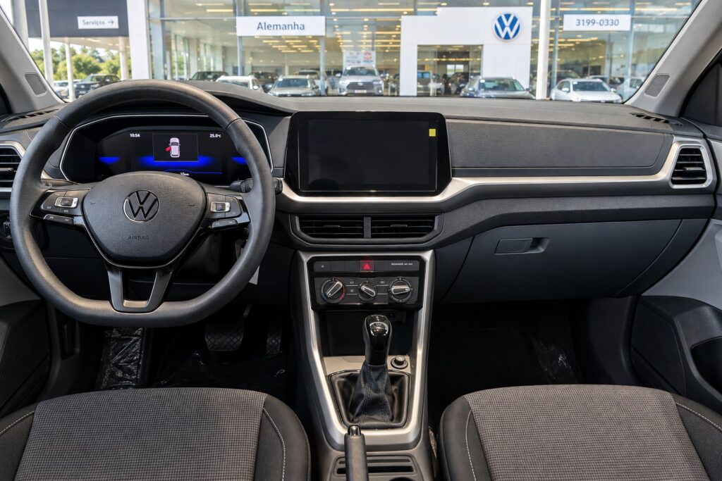 Interior do Volkswagen T-Cross Sense com painel e central multimídia