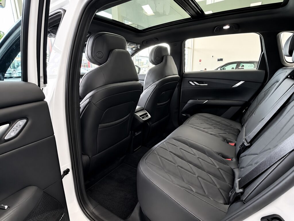 Espaço interno e banco traseiro do CAOA Changan CS75 2027