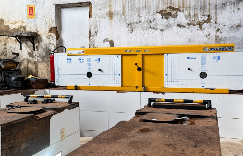 Equipamento profissional de alinhamento automotivo em oficina