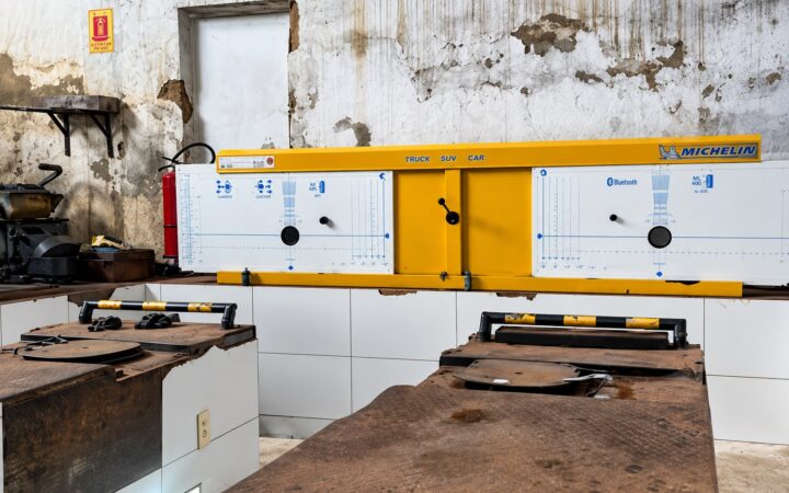 Equipamento profissional de alinhamento automotivo em oficina