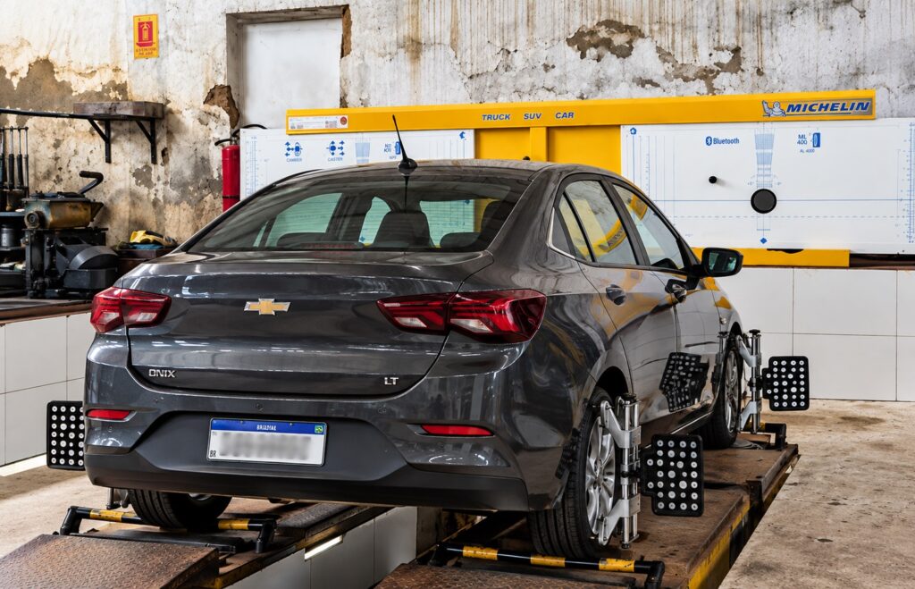 Chevrolet Onix em equipamento de alinhamento automotivo