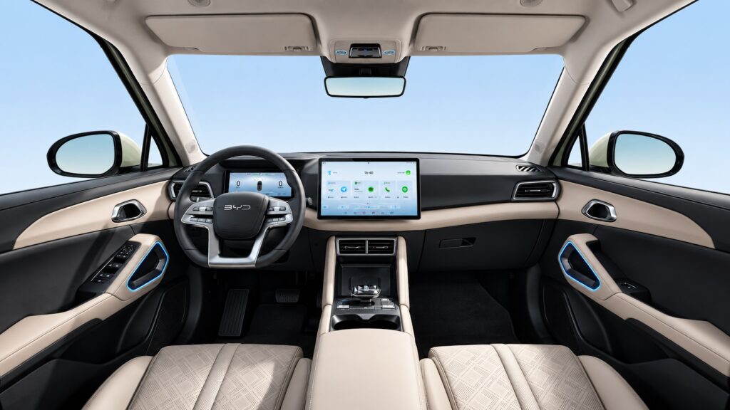 Interior do BYD Yuan Pro 2027 com central multimídia e painel digital