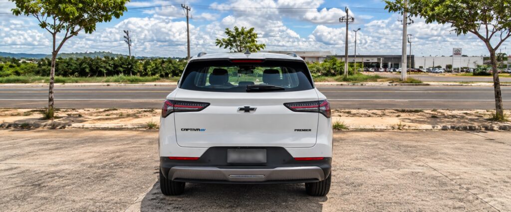 Traseira da Chevrolet Captiva EV Premier branca em Picos