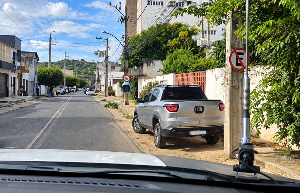 Picape estacionada em frente a acesso de estabelecimento comercial