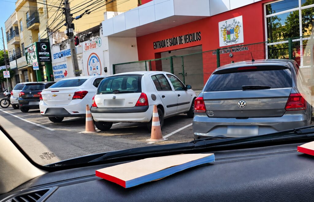 Carros estacionados no Centro de Picos em diferentes posições