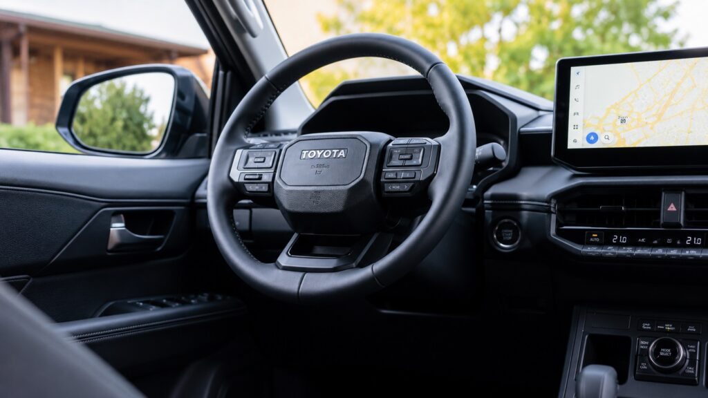 Interior da nova Toyota Hilux com central multimídia
