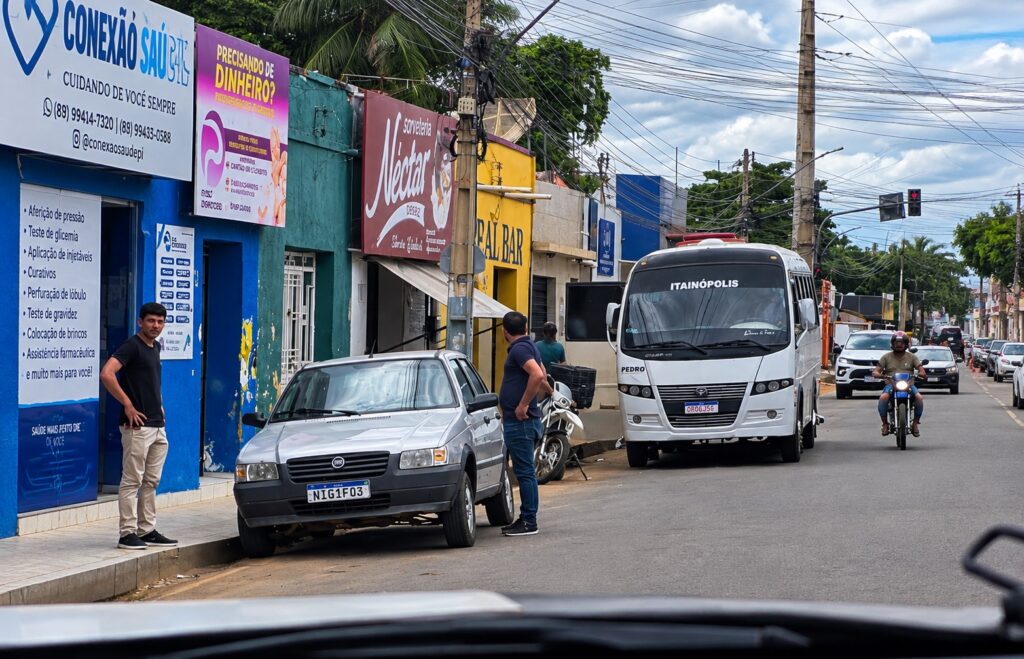 Motorista estaciona na contramão para ganhar tempo, mas pode levar multa