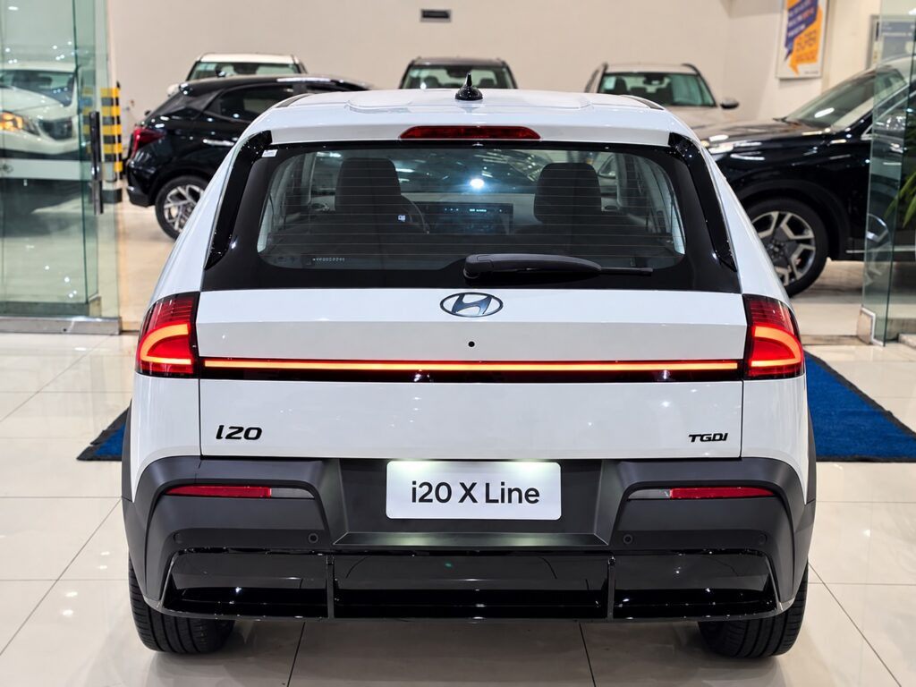 Traseira do Hyundai i20 X Line branco com lanternas de LED