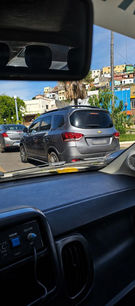 Carro estacionado próximo a área reservada para táxi