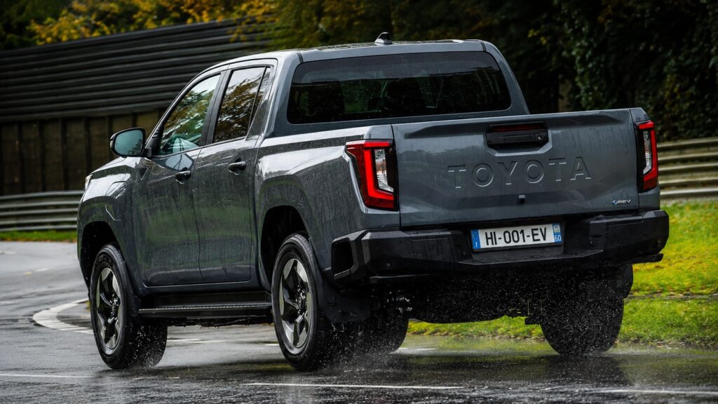 Nova Toyota Hilux elétrica vista de traseira