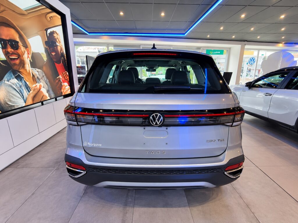 Traseira do Volkswagen Taos em concessionária