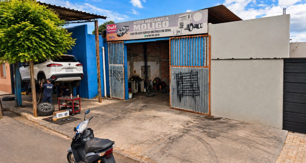 Mecânico verifica pastilhas de freio de Toyota Corolla Cross