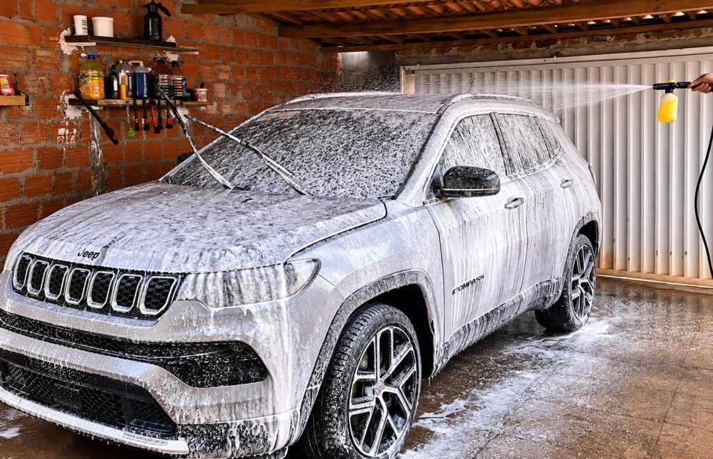 Jeep Compass coberto de espuma durante lavagem automotiva