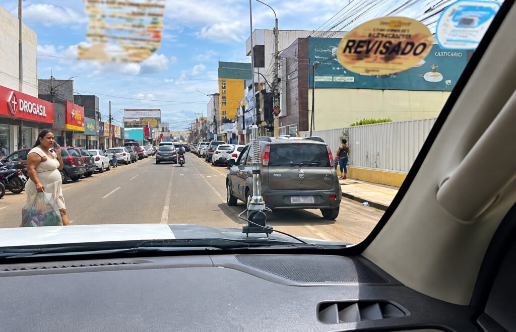 Veículos estacionados na Rua Coronel Francisco Santos, no Centro de Picos