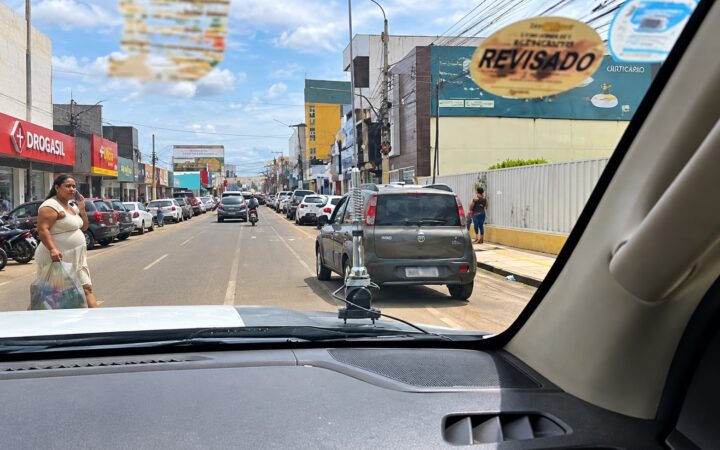 Veículos estacionados na Rua Coronel Francisco Santos, no Centro de Picos