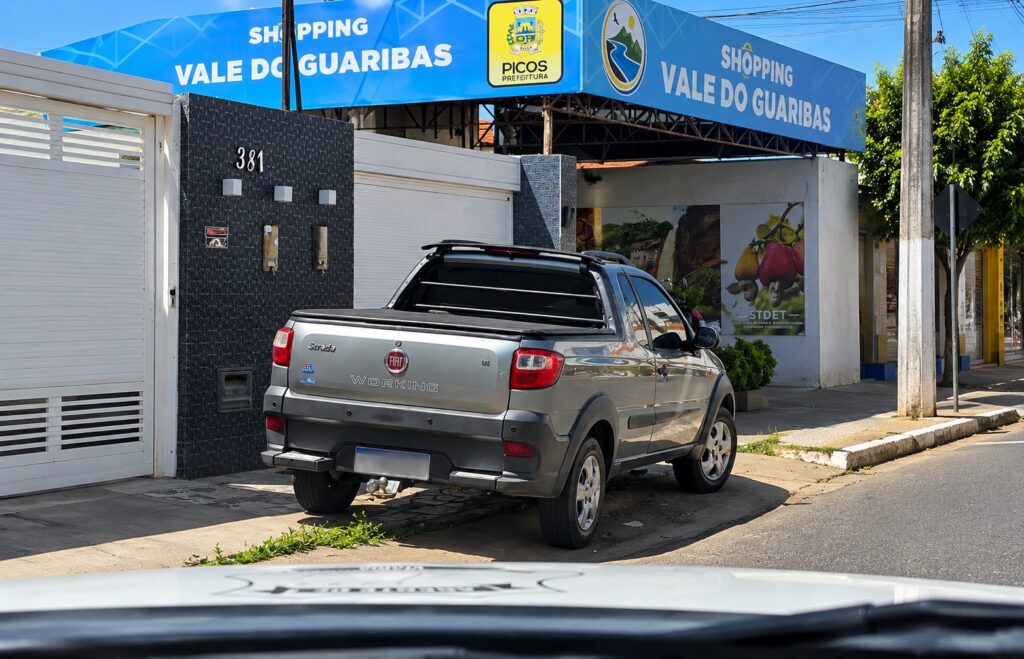 Fiat Strada estacionada na contramão em rua de Picos (PI)