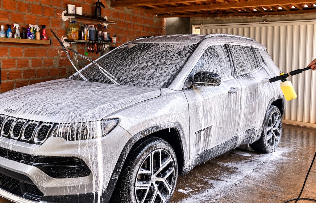 Jeep Compass durante lavagem automotiva com aplicação de espuma