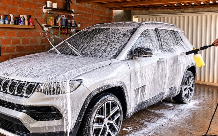 Jeep Compass durante lavagem automotiva com aplicação de espuma