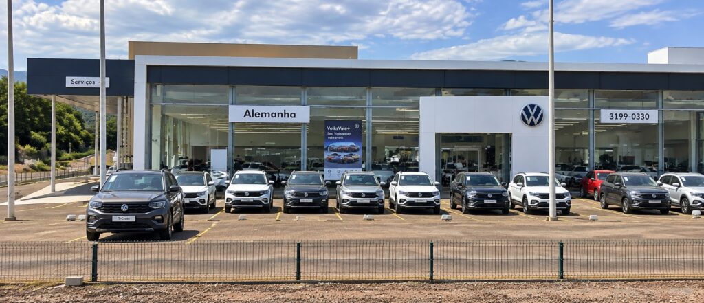 Volkswagen T-Cross Sense para PcD visto de frente na concessionária
