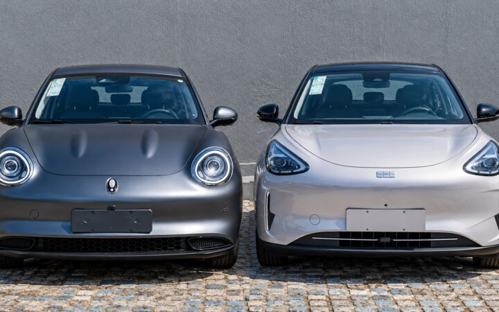 GWM Ora 03 e Geely EX2 lado a lado em comparativo