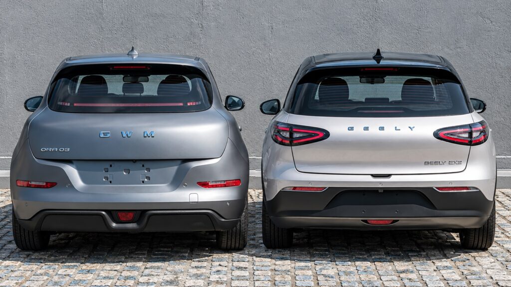 Traseira do GWM Ora 03 e Geely EX2 lado a lado