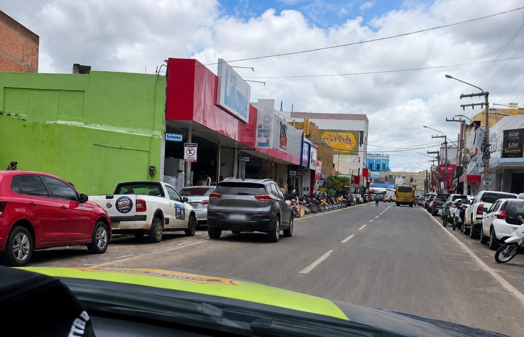 Trânsito em rua movimentada no Centro de Picos