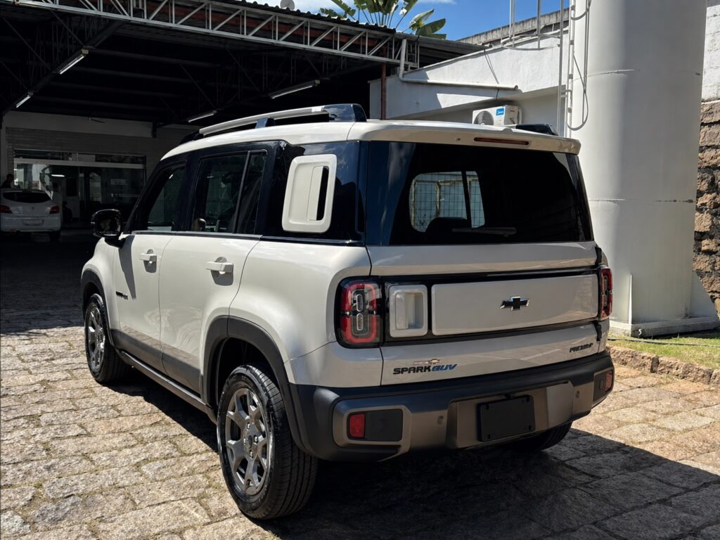 Traseira do Chevrolet Spark EUV branco em exposição